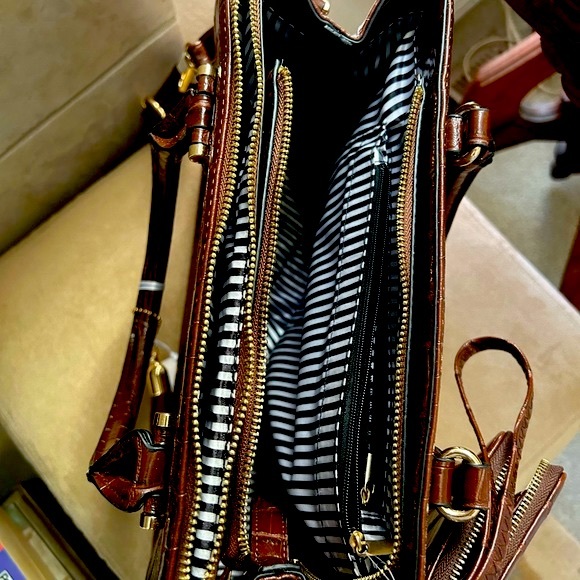 NWT PARK AVE COLLECTION VEGAN SATCHEL HANDBAG & WRISTLET - Picture 5 of 14